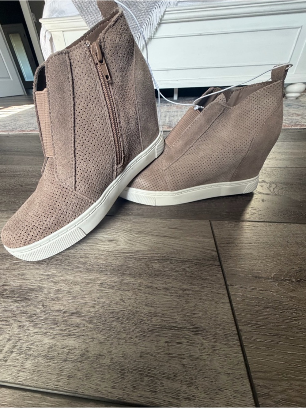 🆕 Steve Madden- Wedge Sneaker Booties in Taupe Suede (7)